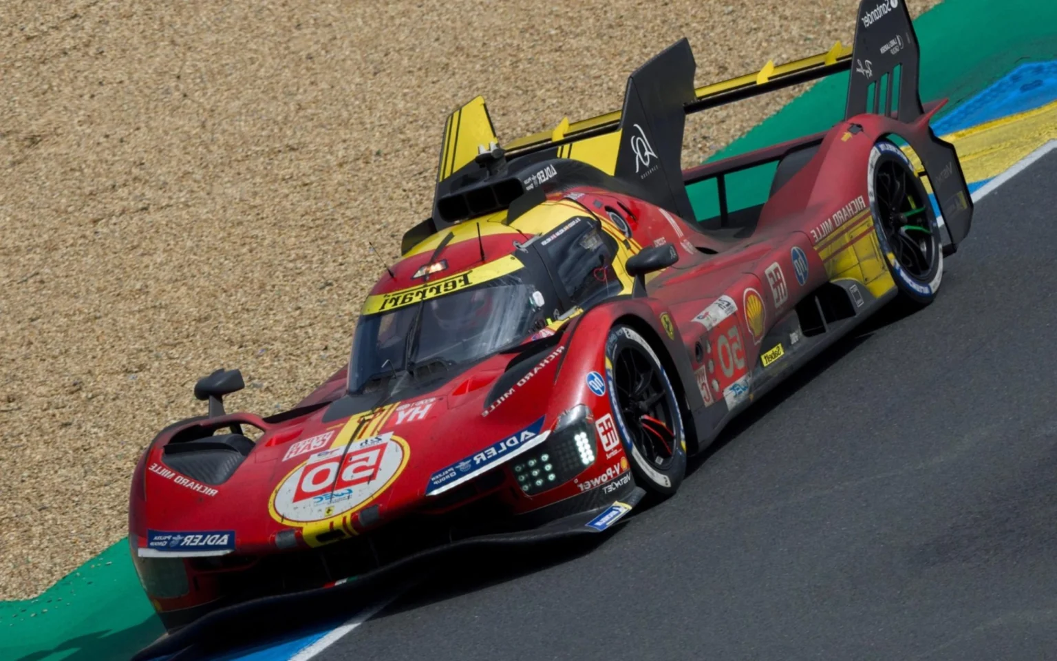 24h de Le Mans: Ferrari #50 supera drama com porta