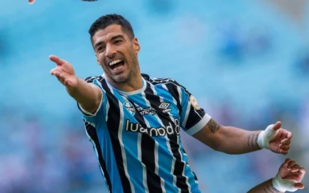 A mágica temporada de Suárez que elevou o patamar do Grêmio Luis Suárez em ação na partida contra o Fortaleza