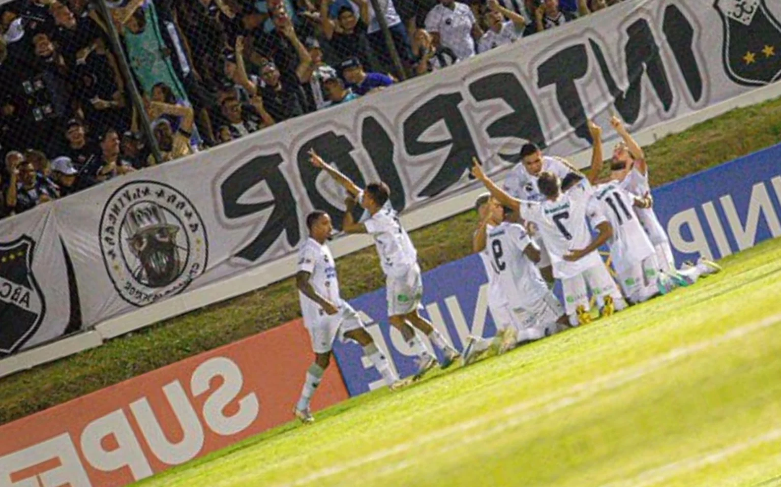 ABC x Iguatu: onde assistir ao vivo e mais informações da partida pela Pré-Copa do Nordeste Jogadores do ABC comemoram gol (Foto: Reprodução)