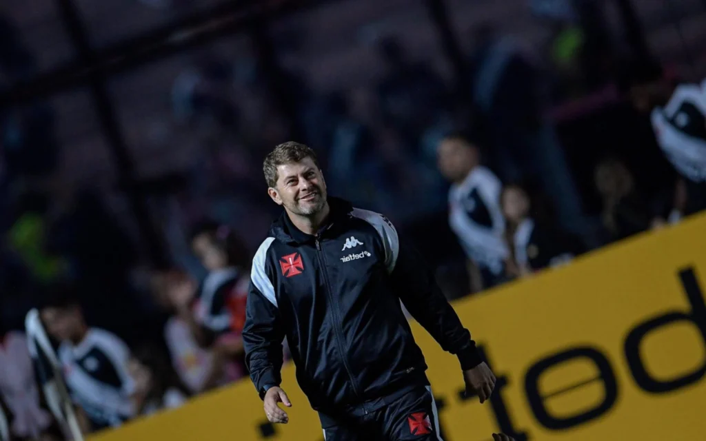 ANÁLISE: Gol no apagar das luzes frustra planos do Vasco de voltar a figurar na cima da tabela Vasco acumula quatro partidas sem vencer (Foto: Thiago Ribeiro/AGIF)