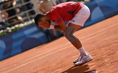 ANÁLISE: Lágrimas de Djokovic após conquista nas Olimpíadas mostram alívio e consagram currículo completo do astro Novak Djokovic vai ao choro após título nas Olimpíadas (Foto: CARL DE SOUZA / AFP)