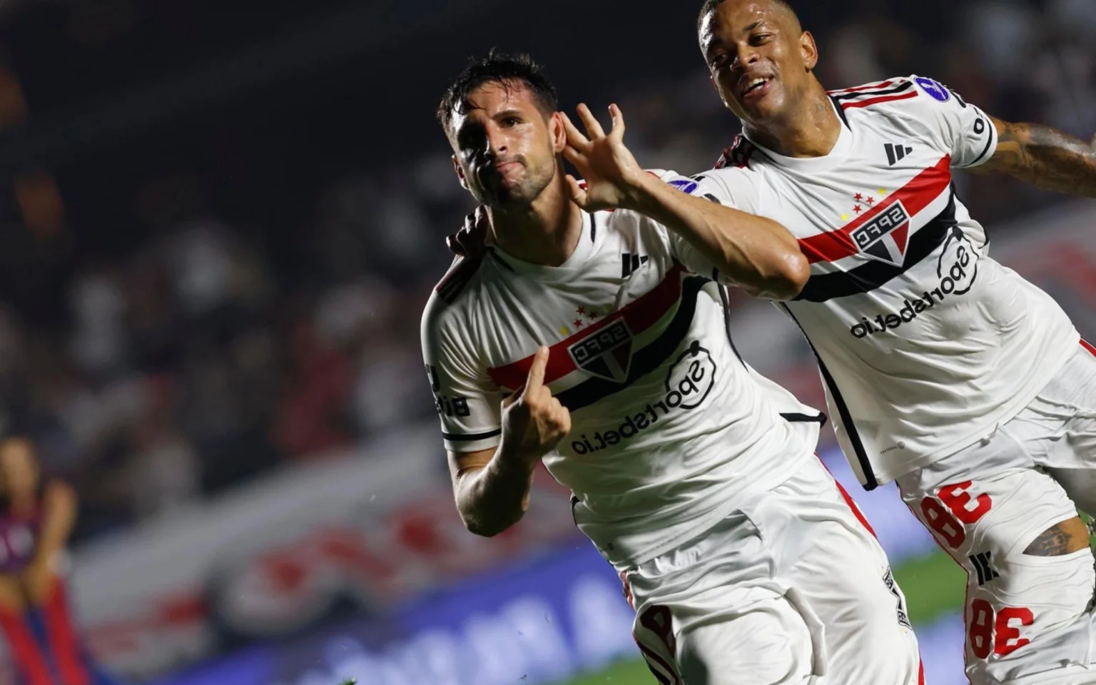 ANÁLISE: São Paulo aprende com erros do primeiro jogo e justifica favoritismo na Sul-Americana Calleri abriu caminho para vitória do Tricolor (Foto: Rubens Chiri/Saopaulofc.net)