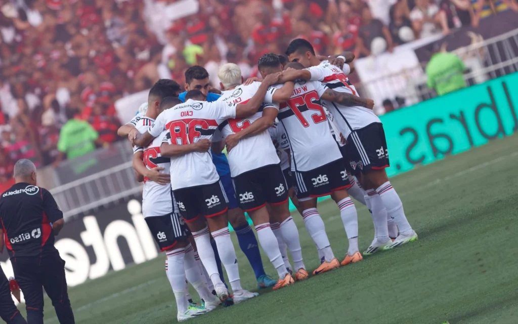 ANÁLISE: São Paulo mostrou ter mais time que Flamengo e deu passo gigantesco rumo ao título da Copa do Brasil Time do São Paulo tem sua última conversa antes da partida diante do Flamengo (Foto: Rubens Chiri / saopaulofc.net)