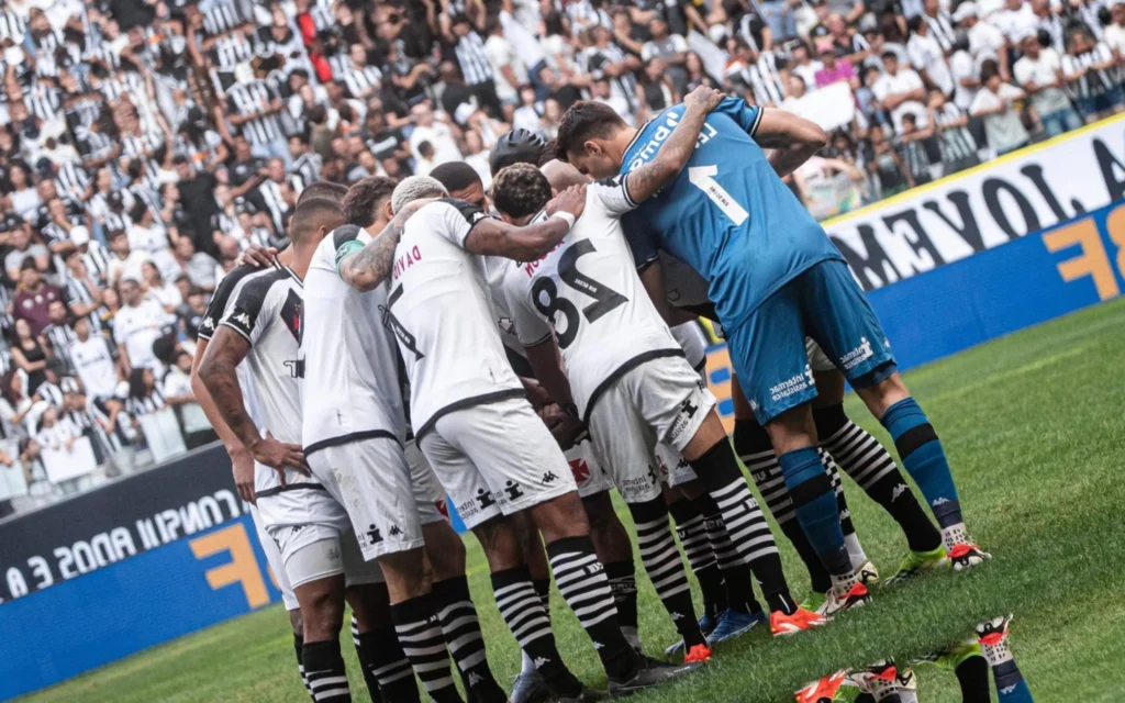 ANÁLISE: Vasco comete falhas individuais e coletivas diante de um forte poderio ofensivo Hulk garantiu a vitória do Atlético-MG sobre o Vasco (Foto: Gilson Lobo/AGIF)