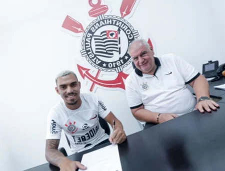 AO VIVO! Assista à entrevista de apresentação de Matheuzinho no Corinthians Matheuzinho foi oficializado pelo Corinthians na última sexta-feira (Foto: Rodrigo Coca/Agência Corinthians)