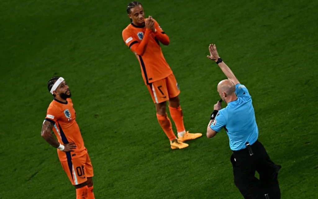 Acertou? Ex-árbitra analisa polêmica em gol anulado da Holanda sobre a França Gol anulado da Holanda contra a França causou polêmica na Eurocopa (Foto: GABRIEL BOUYS/AFP)