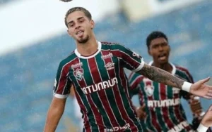 Agner, ex-joia da base, treina com o Palmeiras