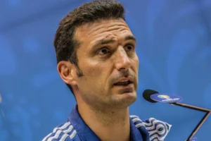 Ainda doído, Scaloni confirma no comando argentino