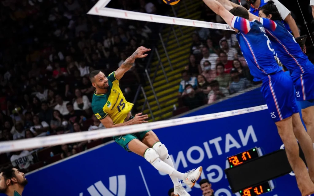 Alan projeta mata-mata da VNL após derrota contra a França: ‘Não errar mais’ Alan em ação no duelo contra a França pela VNL (Foto: Divulgação / Volleyball World)