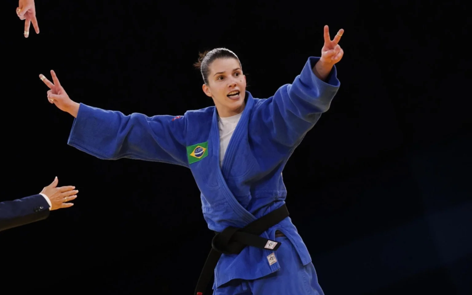 Alana Almeida conquista o primeiro ouro brasileiro no judô de Paris 2024 Alana celebra o bicampeonato em Paris (Foto: Alexandre Schneider/CPB)