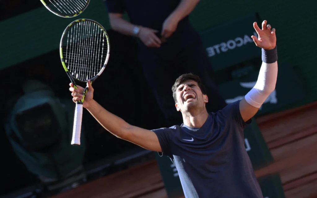 Alcaraz carimba Nº1 de Sinner e vai à final de Roland Garros após batalha de 4h Alcaraz vibra em vitória contra Sinner (Foto: Alain JOCARD / AFP)