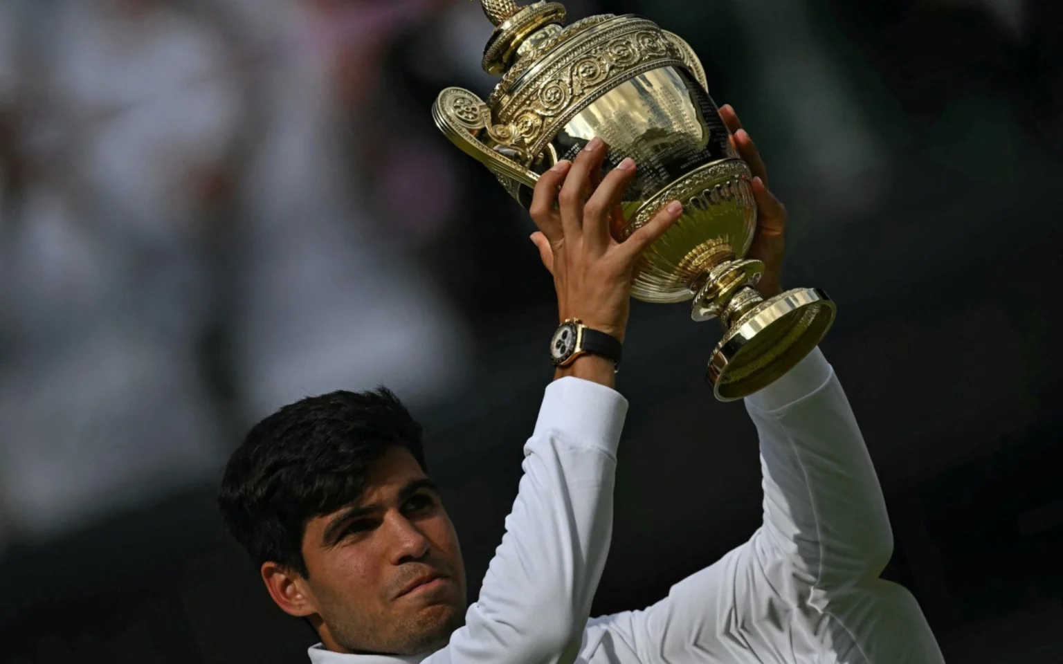 Alcaraz derruba Djokovic com atuação brilhante e é bicampeão em Wimbledon Alcaraz com o troféu de Wimbledon (Foto: Ben Stansall / AFP)