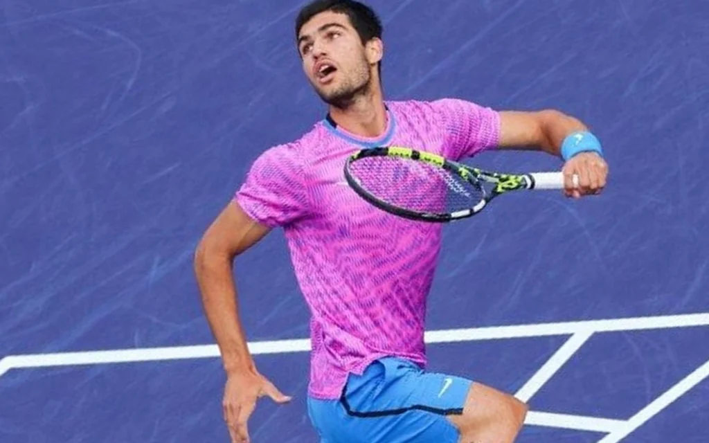 Alcaraz e Sinner podem se cruzar na semifinal do US Open; Djokovic escapa Carlos Alcaraz foi campeão do US Open em 2022 (Foto: BNP Paribas Open)