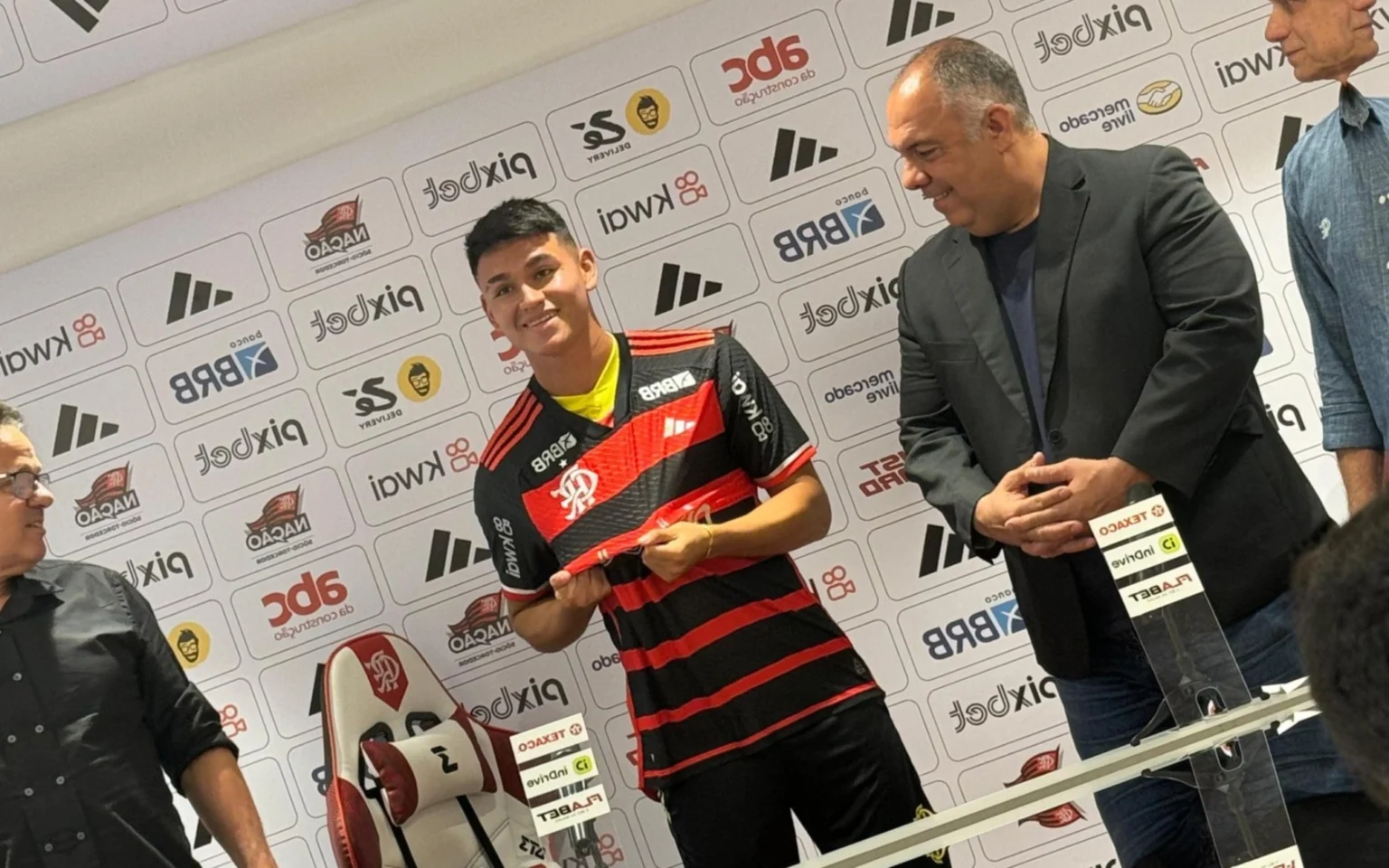 Alcaraz é apresentado no Flamengo e declara: ‘Muito feliz por estar aqui’ Alcaraz é apresentado no Flamengo (Foto: Lucas Borges/ Lance)