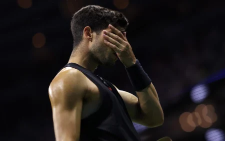 Alcaraz é surpreendido por 74 do mundo no US Open e desabafa: ‘Não estou forte’ Alcaraz se lamenta após derrota para Zandschulp em Nova York (Foto: Luke Hales / AFP)