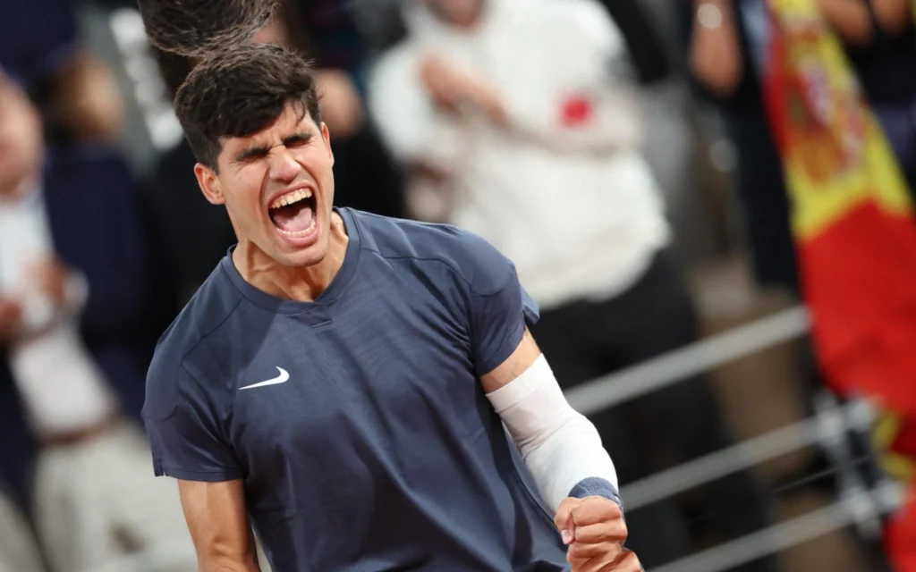 Alcaraz mantém freguesia contra Tsitsipas e desafia Sinner na semi de Roland Garros Alcaraz vibra em roland Garros (Foto: Alain JOCARD / AFP)