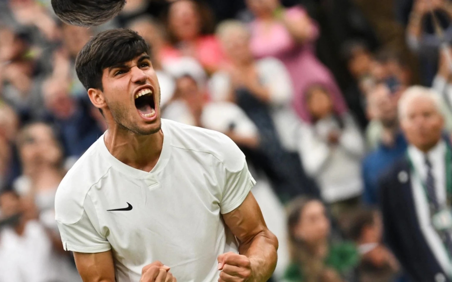 Alcaraz sai das cordas e vira batalha contra Tiafoe em Wimbledon Alcaraz comemora vitória (Foto: Glyn KIRK / AFP)