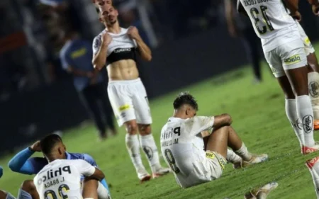 Alerta ligado! Santos não terá premiação financeira da CBF Peixe foi rebaixado para a Série B pela primeira vez na história (Foto: Guilherme Dionizio/ Código 19/ Gazeta Press)