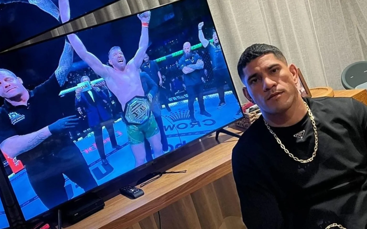 Alex Poatan promete retorno ao peso-médio do UFC em busca de cinturão duplo Alex Poatan quer recuperar o cinturão da categoria peso-médio do UFC (Foto: Reprodução / Instagram)