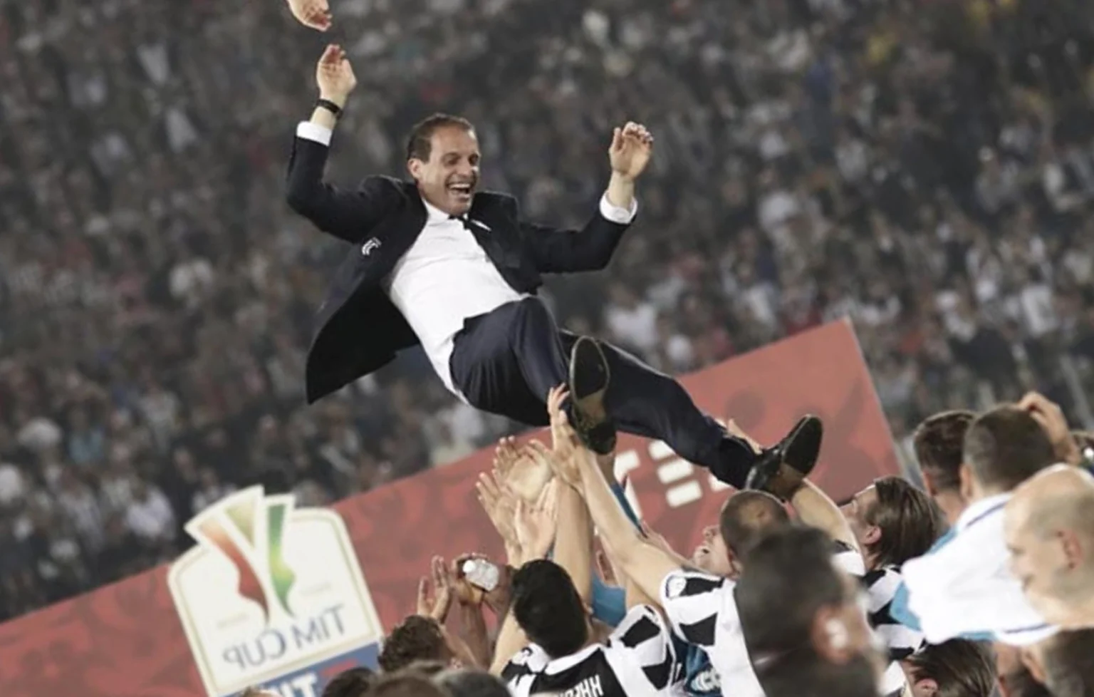 Allegri revela desejo de ficar na Juve e fala de possível adeus de Buffon Allegri tem quatro títulos do Campeonato Italiano pela Juventus (Foto: Isabella Bonotto / AFP)