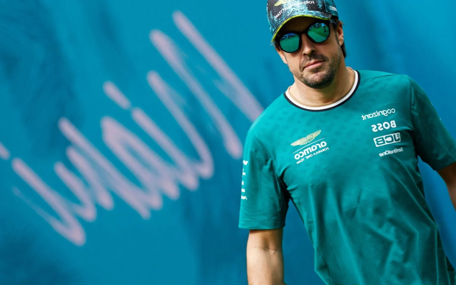 Alonso descarta possibilidade de implosão na Red Bull: ‘Geram notícias porque vencem’ Alonso renovou com a Aston Martin (Foto: Chris Graythen/AFP)