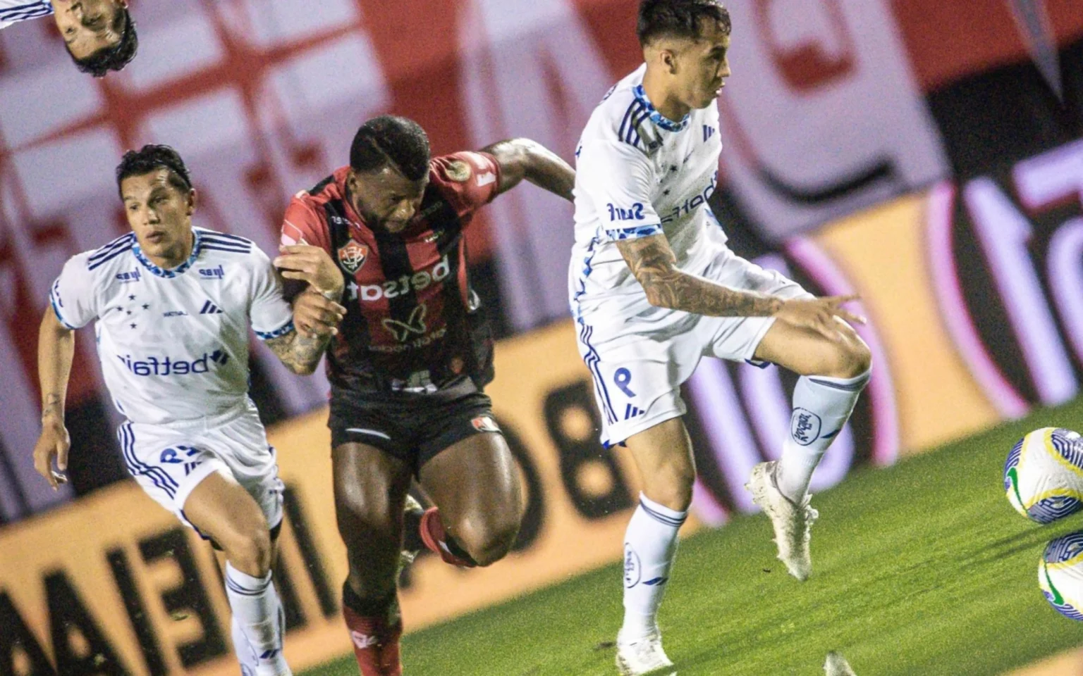 Analista de arbitragem cita ‘erros gigantes’ em Vitória x Cruzeiro: ‘Assustador’ Cruzeiro e Vitória empataram em 2 a 2 no Campeonato Brasileiro (Foto: Jhony Pinho/AGIF)