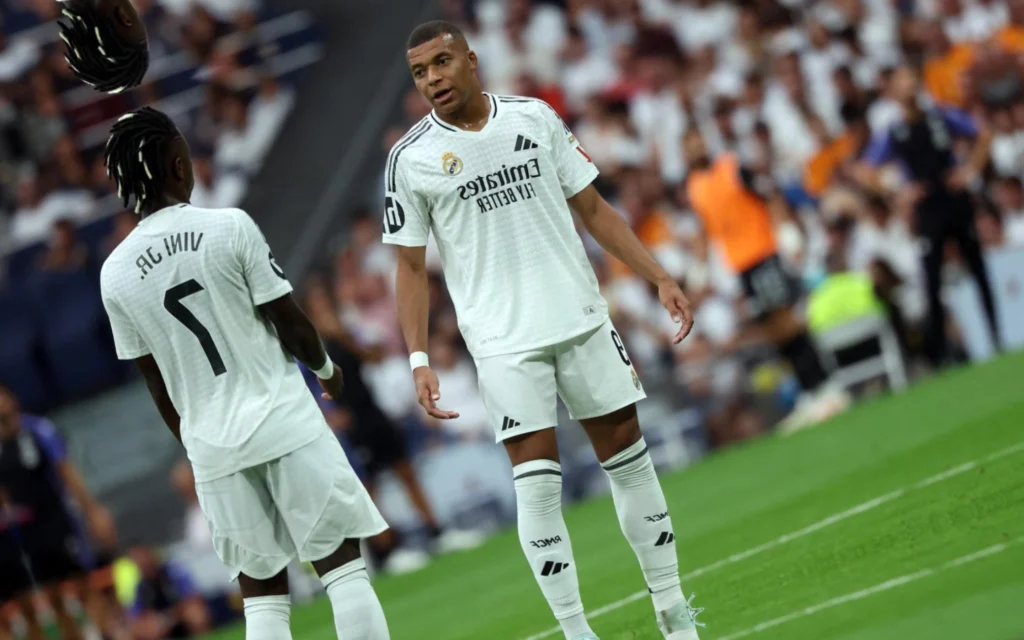 Ancelotti joga responsabilidade de possível polêmica em Mbappé e Vini Jr Mbappé e Vini Jr em ação pelo Real Madrid (Foto: Pierre-Philippe MARCOU / AFP)