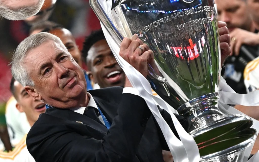 Ancelotti revela segredo do Real Madrid na Champions League: ‘Não é difícil responder’ Ancelotti com a taça da Champions League. (Foto: AFP)