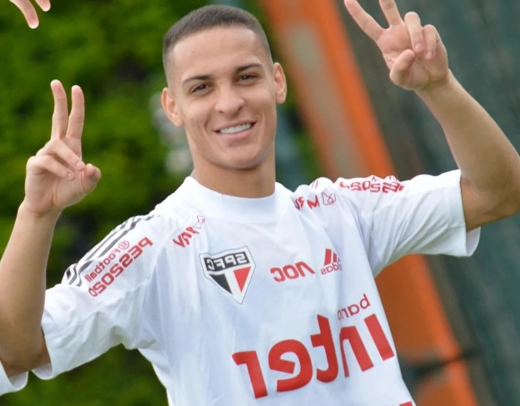 Antony posta foto assistindo ao jogo do 100º gol de Ceni: ‘Ídolo máximo’ Antony reafirmou suas raízes são-paulinas na tarde desta sexta-feira (Foto: Érico Leonan/saopaulofc.net)