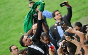 Após crítica, Conmebol definiu Bolsonaro como normal no gramado