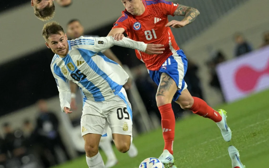 Argentina mantém escritas históricas com vitória contra o Chile Rodrigo Echeverria e Alexis Mac Allister em Argentina x Chile/ AFP)