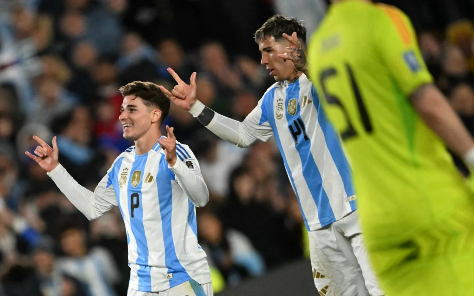 Argentina vence o Chile e dispara na liderança das Eliminatórias Alvarez marcou um golaço na vitória da Argentina/ Luis Robayo/ AFP