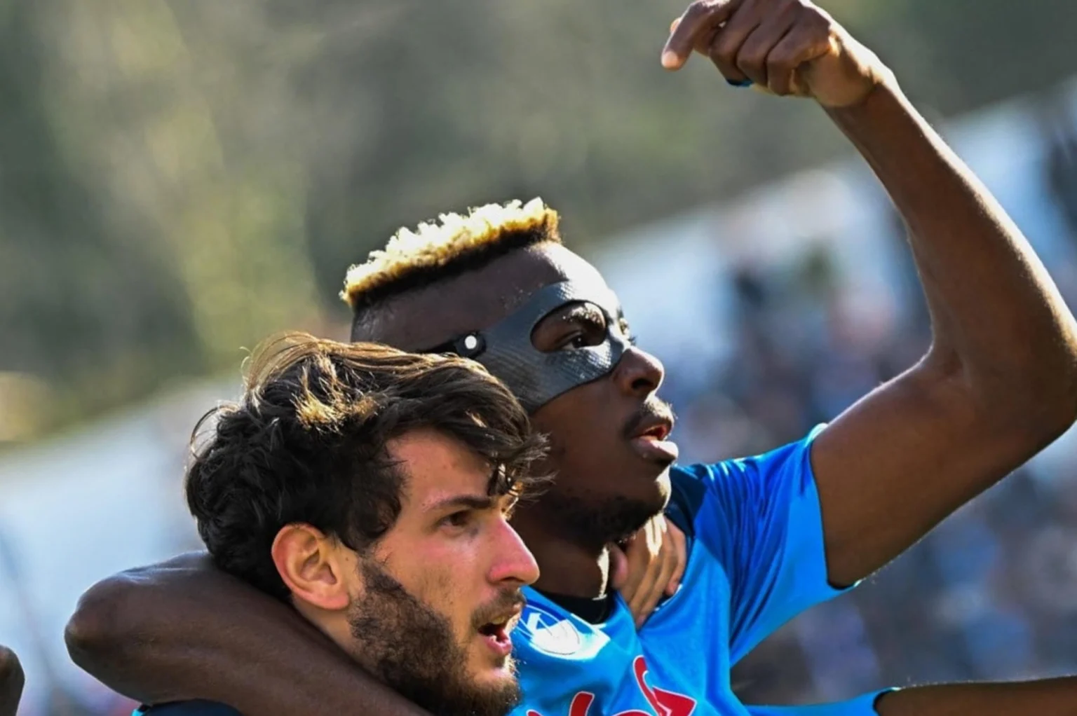 Artilheiro do Napoli vive incerteza e pode fechar com clube inusitado; entenda Osimhen e Kvaratskhelia foram os principais nomes da conquista do Scudetto 22-23 pelo Napoli. (Foto: Alberto PIZZOLI / AFP)