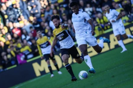 Assista aos melhores momentos da vitória do Grêmio sobre o Criciúma Grêmio supera o Criciúma e avança na tabela do Campeonato Brasileiro (Foto: Leonardo Hubbe/AGIF)