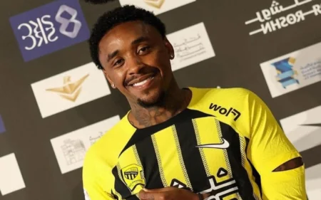 Atacante da Holanda detona Koeman após ser excluído da seleção: ‘Não se trata assim’ Steven Bergwijn foi anunciado pelo Al-Ittihad (Reprodução / Instagram)