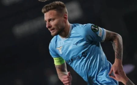 Atacante da Lazio é agredido por torcedores em frente à escola do filho Immobile estava acompanhado da mulher e do filho no momento da agressão (Foto: IMAGO/Alexandra Fechete)