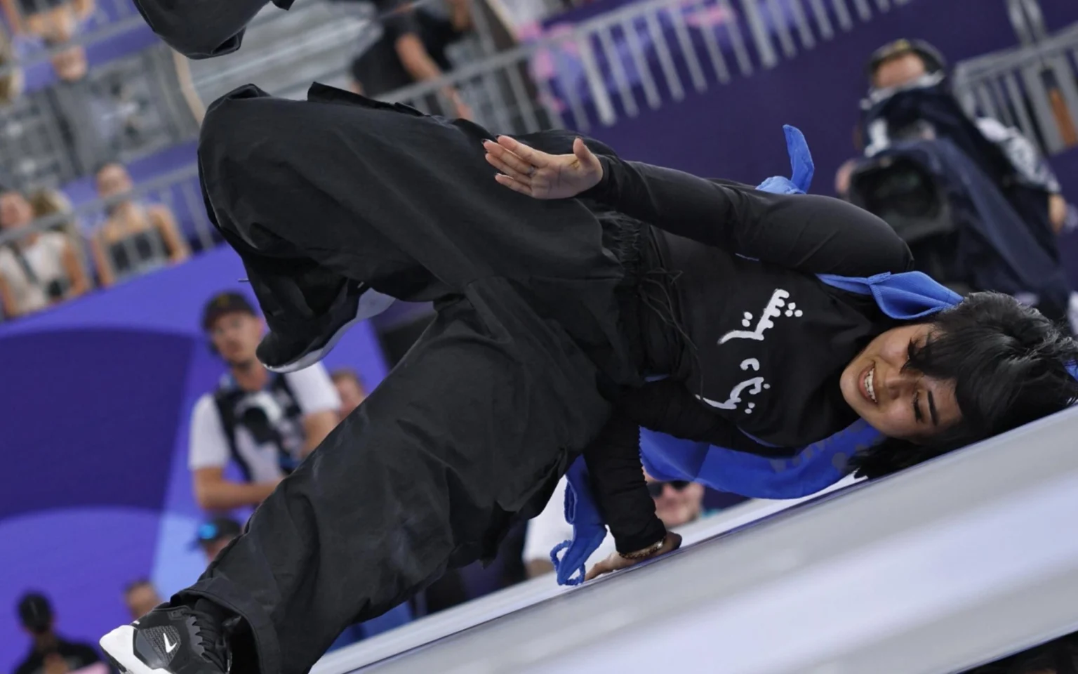 Atleta refugiada é desclassificada das Olimpíadas após realizar protesto no breaking Manizha Talash em apresentação de braeking dance nas Olimpíadas (Foto: ANDERSEN / AFP)