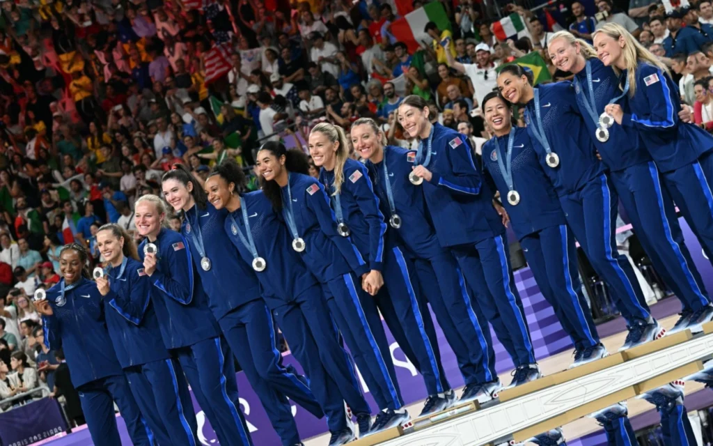 Atletas do vôlei feminino dos Estados Unidos sofrem acidente de carro em Paris Seleção de vôlei feminino dos Estados Unidos conquistou a prata nas Olimpíadas de Paris (Foto: Patricia DE MELO MOREIRA / AFP)