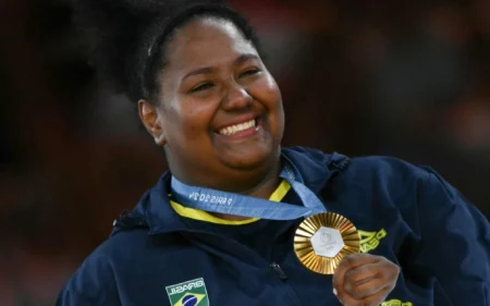 Atletas militares medalhistas em Paris recebem condecoração do Exército Beatriz Souza conquistou primeira medalha de ouro do Brasil nas Olimpíadas de Paris (Foto: Luis ROBAYO / AFP)