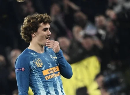 Atletico de Madrid obriga Griezmann a se apresentar para pré-temporada Griezmann se despediu do Atletico de Madrid no fim da última temporada (Foto: AFP)