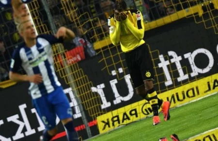 Aubameyang é dúvida no Dortmund para o clássico contra o Schalke Aubameyang ainda não está confirmado para o clássico (Foto: PATRIK STOLLARZ / AFP)