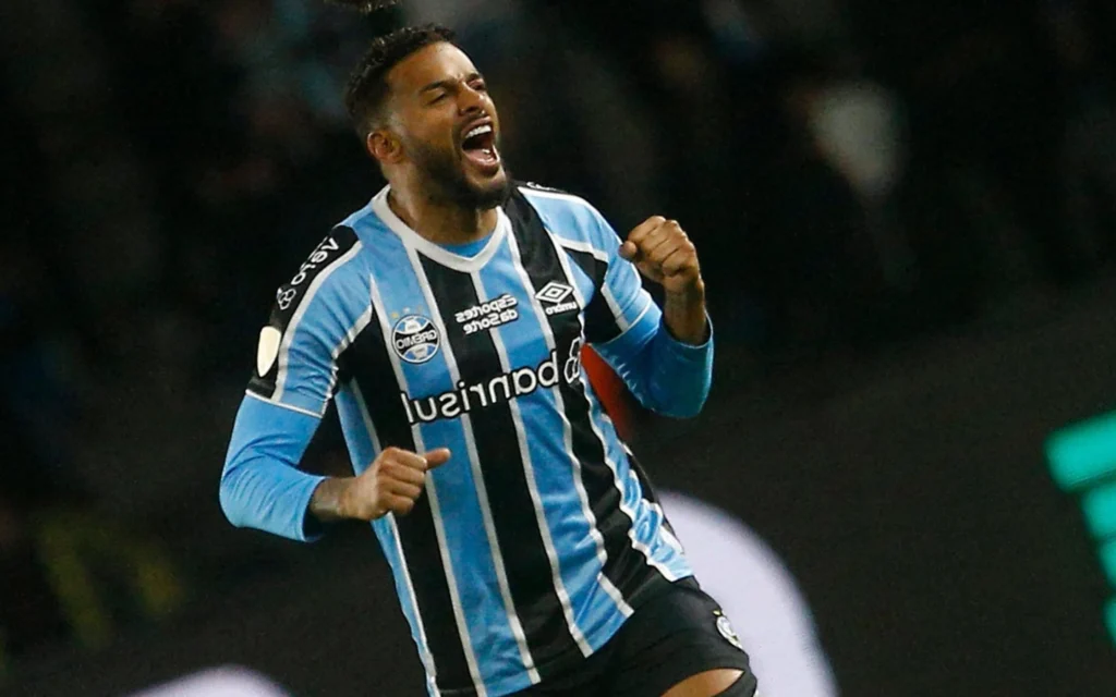 Autor de dois gols do Grêmio contra o Fluminense