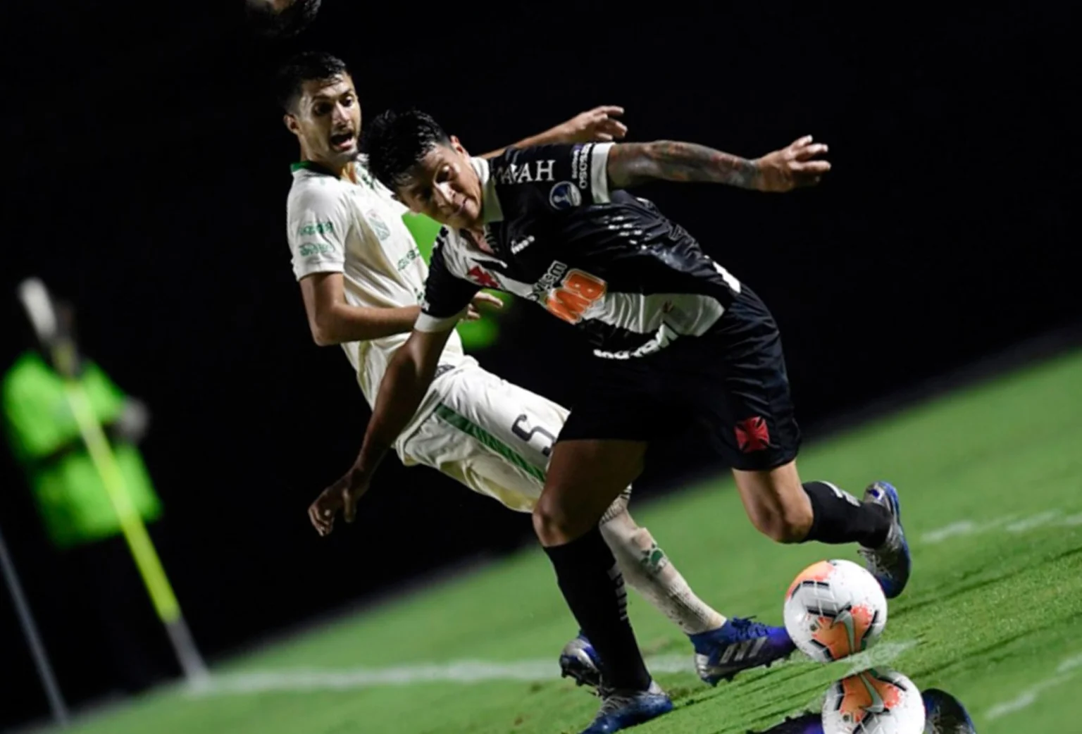 Band negocia compra dos direitos da Sul-Americana após desistência da RedeTV! Vasco e Oriente Petrolero se enfrentaram em São Januário pela competição (Foto: MAURO PIMENTEL / AFP)