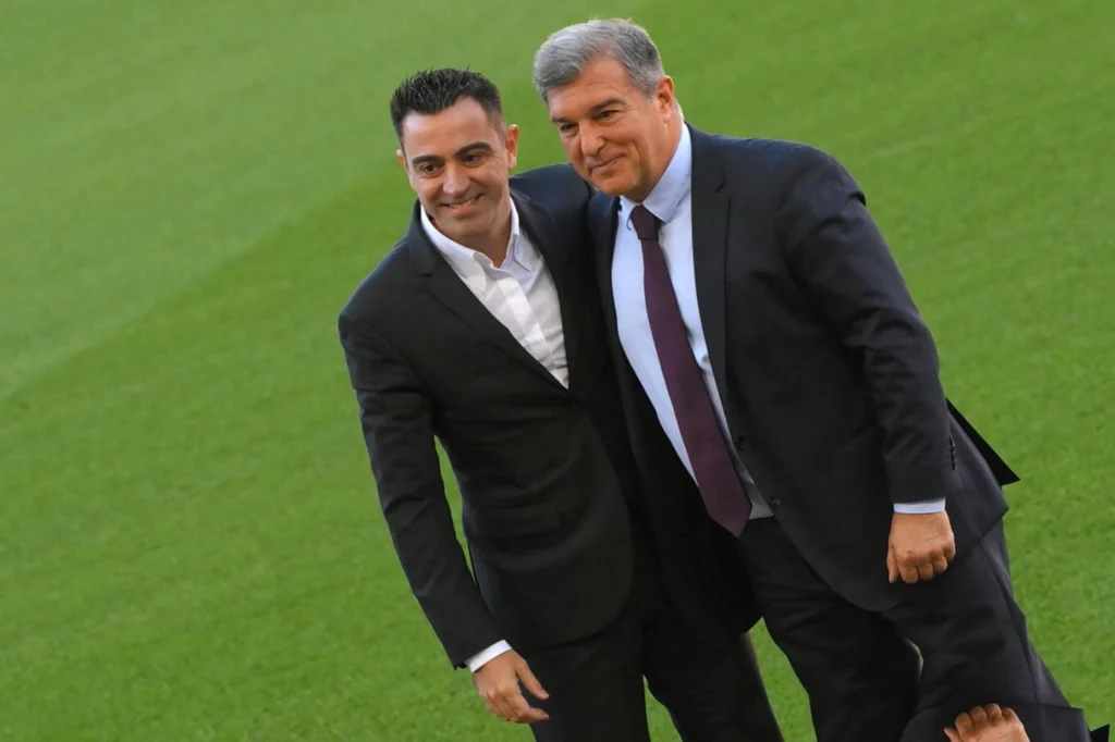 Barcelona diminui gastos e mira vendas para se encaixar no Fair Play Financeiro Joan Laporta e Xavi