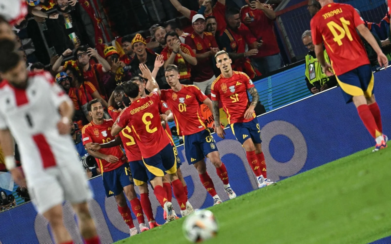 Barcelona entra em corrida com o Arsenal para contratar destaque da Eurocopa Jogadores da Espanha celebram gol na Eurocopa (Foto: JAVIER SORIANO / AFP)