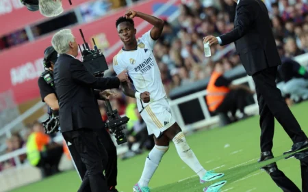 Barcelona se manifesta após novos insultos racistas contra Vini Jr durante clássico contra o Real Madrid Vini Jr foi substituído por Carlo Ancelotti e jogador foi alvo de insultos racistas (Foto: LLUIS GENE / AFP)