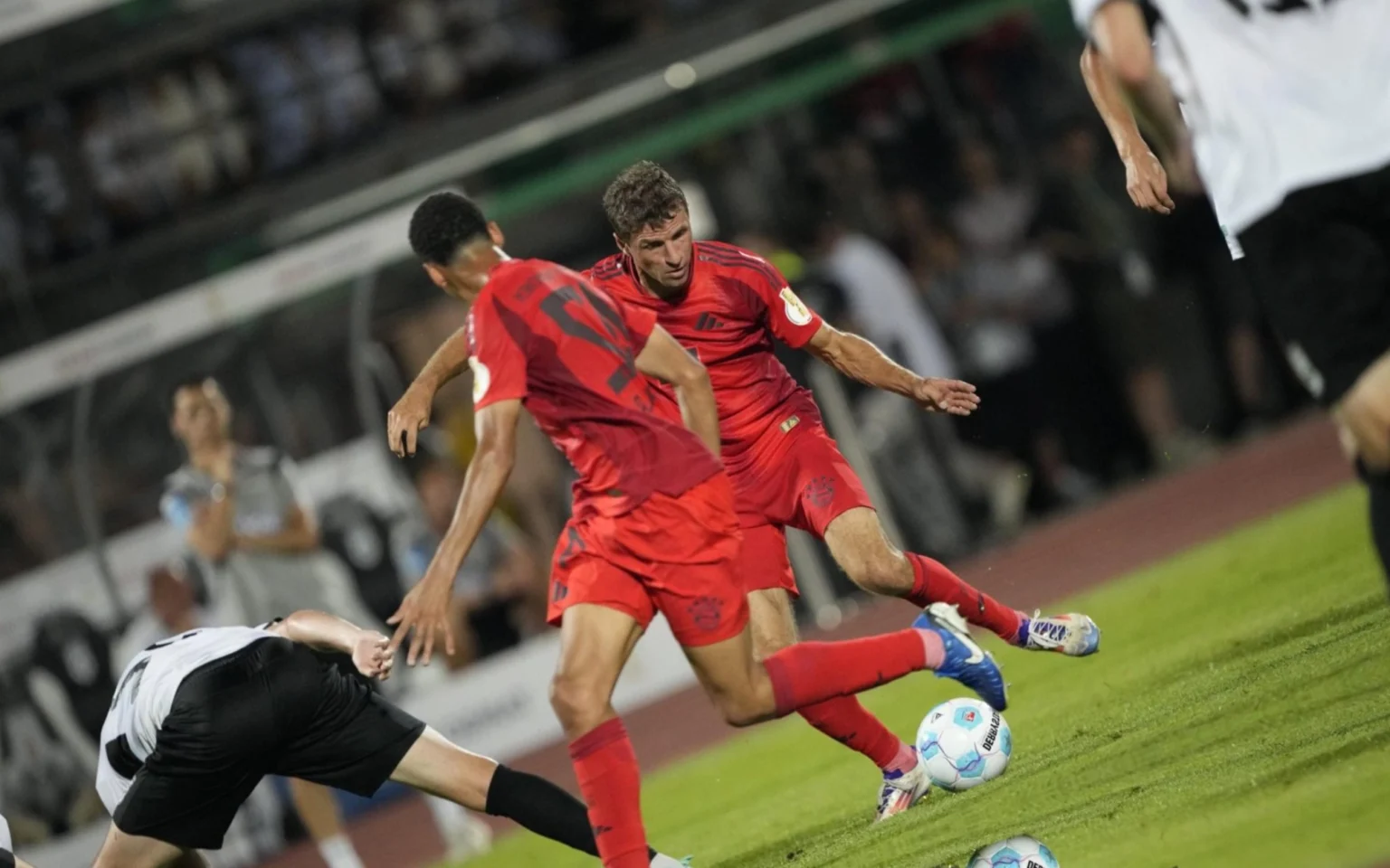 Bayern de Munique goleia em estreia na temporada e avança na Copa da Alemanha Thomas Muller marcou os dois primeiros gols do Bayern de Munique no jogo (Foto: Divulgação / Bayern de Munique)