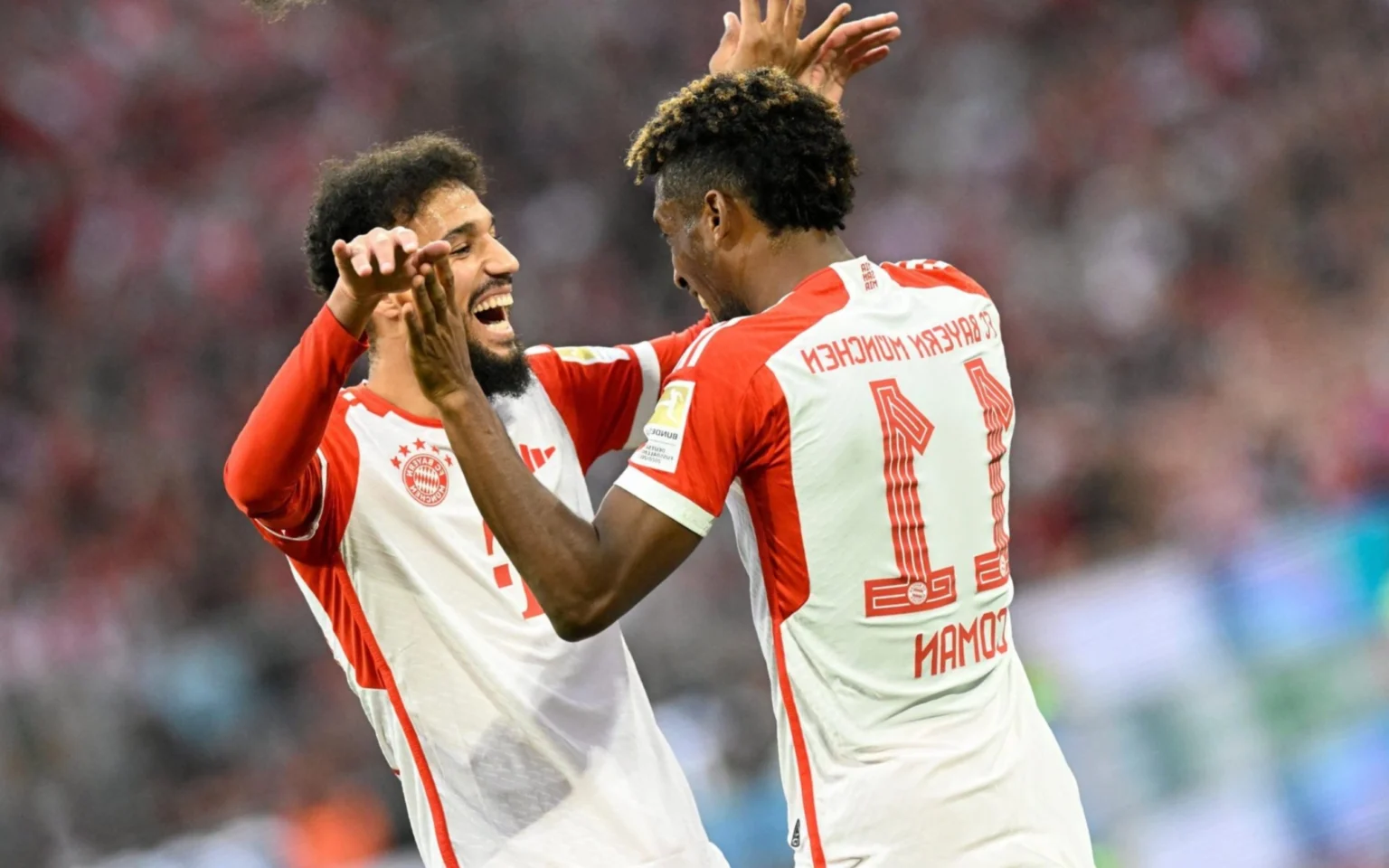 Bayern informa que fará reunião com jogador que manifestou apoio à Palestina Lateral-direito Noussair Mazraoui (à direita) se manifestou à favor da Palestina (Foto: THOMAS KIENZLE / AFP)