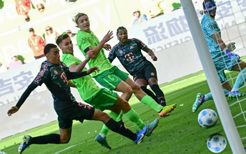 Bayern vira no fim e vence Wolfsburg pela Bundesliga Serge Gnabry marca gol da vitória para o Bayern sobre o Wolfsburg (Foto: Tobias SCHWARZ / AFP)