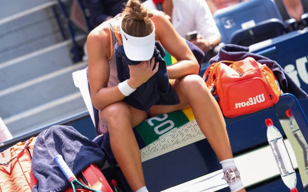 Bia Haddad sofre com falta de ar e cai nas quartas de final do US Open Bia Haddad Maia chorando durante as quartas de final do US Open (Foto: TIMOTHY A. CLARY/AFP)